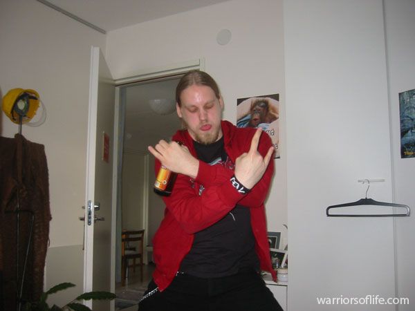 Römbä poseeraa